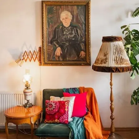 Theatre Art Apartment *